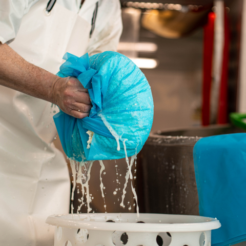 Shaping the cheese – Moulding